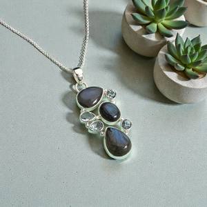 จี้หินลาบราดอไรต์ธรรมชาติและบลูโทแพซแบบหลายเม็ด ประดับเงินแท้ 925 ดีไซน์เฉพาะตัว ฝังแบบ Bezel - Product Image 3