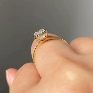 Bague de fiançailles en moissanite taille émeraude avec pierres latérales baguette, style vintage unique, bague Art Déco en moissanite. - Product Image 4