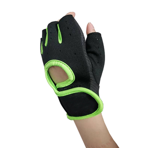 Gants de sport en maille respirante avec logo personnalisé - Gants de musculation sans doigts en gros avec sangles de poignet ajustables pour un ajustement parfait - Product Image 3