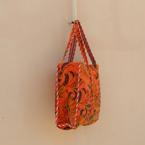 Sac fourre-tout matelassé artisanal SHRI RAM HANDLOOM, imprimé floral, orange, léger, réutilisable, pour le shopping et les voyages - Product Image 3