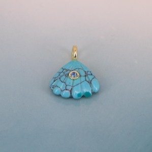 Pendentif en forme d'éventail plaqué or avec pierre précieuse turquoise pour la fabrication de bijoux DIY |   Connecteur en pierre sculptée à la main en forme de coquillage, vente en gros - Product Image 1