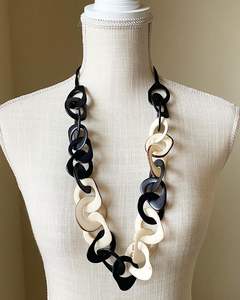 Collier en corne de qualité supérieure, conçu avec une texture naturelle, parfait pour les tendances de la bijouterie moderne et les collections de mode de créateurs. - Product Image 2