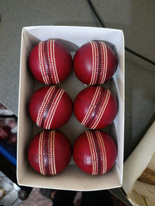 Balles de cricket en cuir de nouvelle conception, cousues à la machine, vente en gros professionnelle, balles de cricket pour matchs. - Product Image 1