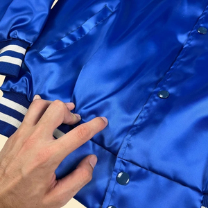Chaqueta de estilo universitario para hombre, de satén brillante, ligera, informal, con cuello acanalado, abrigo de moda para uso diario y estilo urbano. - Product Image 6