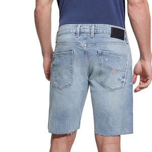 Shorts Bermuda en jean déchiré bleu clair pour homme, taille mi-haute, fermeture boutonnée, style vintage, infroissable, ourlet effiloché, détails usés - Product Image 4