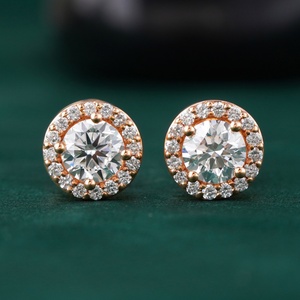 Pendientes de Diamante Cultivado en Laboratorio con Halo Redondo de 1.12 CT en Oro Rosa de 14K Claridad VVS1 con Buen Corte - Product Image 1