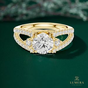 Bague de fiançailles en or jaune à trois pierres, avec diamant de laboratoire rond brillant, bague de mariage, bague de demande en mariage - Product Image 2