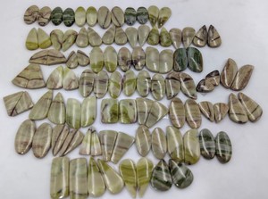 พลอยเซอร์เพนทีนสีเขียวธรรมชาติแบบขายส่ง คู่พลอยเจียระไนทรงคาโบชอง พร้อมสีเปลี่ยนแปลงจากราชสถาน สำหรับทำต่างหู - Product Image 5