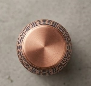 Bouteille d'eau artisanale en cuivre pur de qualité supérieure, motif géométrique gravé au laser, vaisselle ayurvédique pour la santé, anti-fuite, bien-être - Product Image 2
