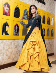 Elegante Conjunto de 2 Piezas para Mujer, Lehenga Choli Amarillo/Azul con Top Bordado de Manga Larga y Cuello Redondo, para Primavera/Verano - Product Image 4