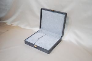 กล่องจัดระเบียบสร้อยข้อมือทรงสี่เหลี่ยมแนวตั้ง โครงสร้างมุมโค้งมนแบบญี่ปุ่น ภายในบุผ้ากำมะหยี่ ขนาด 243x213x50 มม. สำหรับวันวาเลนไทน์ - Product Image 3