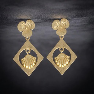 Boucles d'oreilles pendantes losange coquillage or mat, fleur à 3 pétales, breloque côtière, en laiton plaqué or 18 carats, ethniques, pour fête et fiançailles - Product Image 2