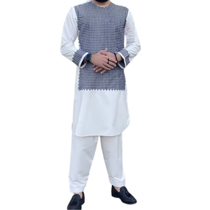 Modernos vestidos afganos para hombre en color gris pizarra con detalles de bordado en contraste color carbón en la solapa frontal y los puños de las mangas. - Product Image 1