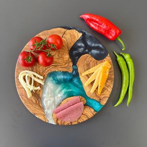 Plateau unique en résine et bois, fait main, planche de service en bois naturel, œuvre d'art créative en résine pour la présentation de café, thé, collations et desserts C - Product Image 1