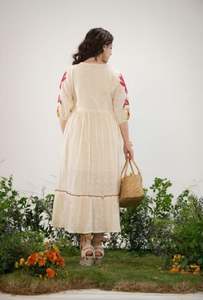 ชุดเดรสลำลองสำหรับวันหยุดพักผ่อน แขนสั้น คอวี คลาสสิกสำหรับผู้หญิง เดรสยาวเปิดหลัง น้ำหนักเบา สำหรับฤดูร้อน - Product Image 3