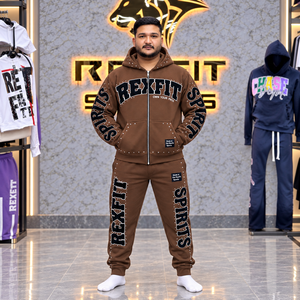 Ensemble de survêtement lourd pour homme avec veste zippée en molleton à motif lettres en chenille, pantalon de jogging à revers et détails en strass, étiquette personnalisée - Product Image 1