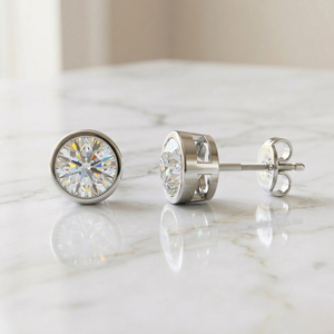 ต่างหูเพชรทรงกลมแบบฝังขอบ 1.00 กะรัต ชุบทอง 18K เพชรเพาะเลี้ยงในห้องปฏิบัติการ สี E พร้อมใบรับรอง IGI - Product Image 2