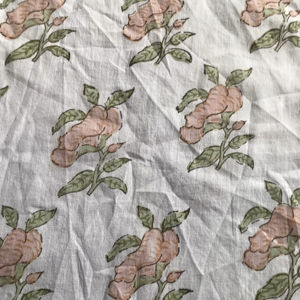 Tela 100% algodón estampada a mano con diseño floral Buti beige sobre base blanca |   Venta al por Mayor en Jaipur - Product Image 1