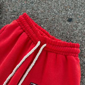 Pantalon de survêtement en polaire rouge pour homme, taille élastique avec cordon de serrage, style streetwear décontracté, logo imprimé sur la jambe droite, motif 1990 AWI USA - Product Image 2