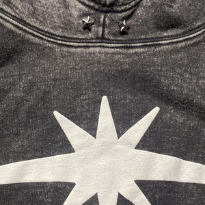 Sweat à capuche personnalisé délavé à l'acide, coupe oversize, en molleton polyester/coton, style vintage, coupe droite, avec logo brodé et strass, taille standard - Product Image 3