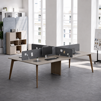 Poste de travail de bureau moderne pour 4 personnes avec dessus en imitation bois, écrans d'intimité gris foncé et rangement central