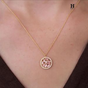 Pendentif élégant au design circulaire avec diamants baguette, bijoux fins avec diamants certifiés IGI/GIA, service OEM/ODM personnalisé - Product Image 4