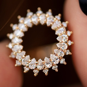 Bague élégante en or massif, forme ronde, avec diamants blancs taille poire et taille princesse sertis à griffes, motif cercle ouvert, pour femme, idéale pour les soirées. - Product Image 3