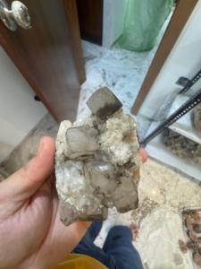 Calcite naturelle sur cristal d'heulandite |   Spécimen minéral de qualité supérieure pour collection et décoration intérieure - Product Image 2