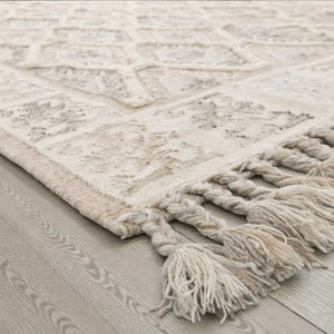 Alfombra de Yute y Lana Hecha a Mano con Patrón Abstracto, Ecológica, de Pelo Corto, Color Beige Natural, con Borlas - Product Image 1