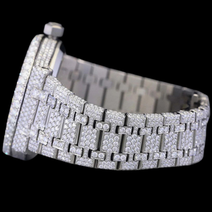 Montre en or blanc haut de gamme entièrement sertie de diamants Moissanite en acier inoxydable personnalisée avec sertissage clos et cadran arabe - Product Image 6