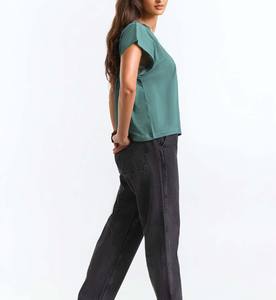 เสื้อยืดผู้หญิงทรงโอเวอร์ไซส์ระบายอากาศได้ดี ดีไซน์ทันสมัย ทรงหลวม คอกลม ไหล่ตก มีกระเป๋าเสื้อ รับผลิตตามแบบ OEM - Product Image 5