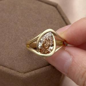 Bague en diamant taille poire couleur champagne de 2,02 carats, cultivé en laboratoire, unisexe, or massif 14 carats, cadeau de fiançailles moderne pour toi et moi - Product Image 3