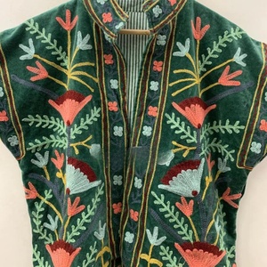 Chaleco Bohemio Bordado sin Mangas, Estilo Étnico, de Algodón y Terciopelo, con Estampado Floral Vintage, Estilo Gitano, Hecho a Mano, con Cierre de un Solo Botón - Product Image 2