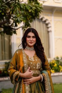 Vestido de Gala al por Mayor, Estilo Real, de Satén Fendi Bicolor, con Trabajo Elaborado, Manga de 18 Pulgadas, Interior de Micro Algodón, Dupatta de 2.20 Metros de Largo - Product Image 3