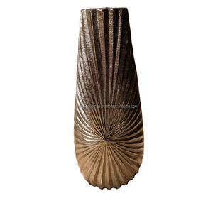 Florero decorativo para el hogar Sala de estar Dormitorio Exhibición Florero de aluminio fundido y florero de estilo moderno de Azora Industries - Product Image 3