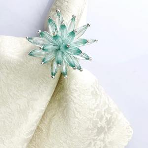 Los anillos de servilleta de metal con cristales de colores cielo son los más elegantes y transmiten instantáneamente atención al detalle, señalando su preocupación por la hospitalidad. - Product Image 4