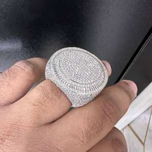 Anillo de Moissanita Grande para Mujer con Medallón y Borde de Baguette, Plata Maciza, Estilo Hip Hop, Bañado en Oro Blanco, Sin Níquel - Product Image 1