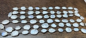 Chaîne de pierres de lune arc-en-ciel blanches naturelles, forme irrégulière de 12 à 15 mm, facettées, vendue au mètre. - Product Image 3