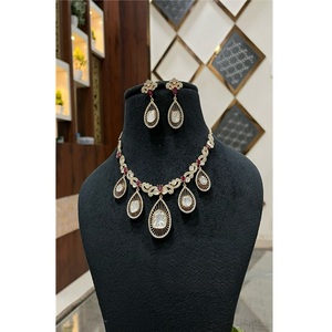 Ensemble collier et boucles d'oreilles en moissanite plaqué or antique éblouissant, style Kundan, pour femme, idéal pour les fiançailles, les mariages, les fêtes - Product Image 1