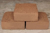 Produit à base de noix de coco : Bloc de tourbe de coco 5 kg, briques de fibre de coco lavées et déshydratées, approvisionnement en vrac pour l'exportation - Mme Tarina