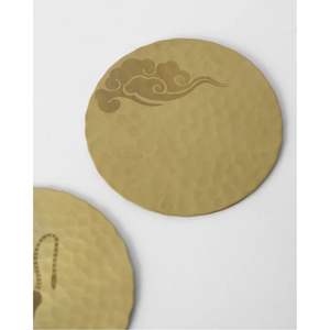 Ensemble de 6 sous-verres modernes en métal doré antique, en laiton martelé artisanal, avec base de rangement ronde - Décoration de mariage élégante - Product Image 6