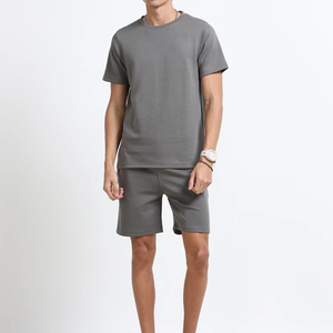 Conjunto de camiseta y pantalones cortos de verano para hombre, transpirable, de alta calidad y bajo precio, con logotipo y talla personalizados, conjunto de camiseta y pantalones cortos de algodón. - Product Image 1