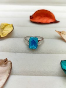 Bague en quartz arc-en-ciel Paraiba, bijou en pierre précieuse naturelle vibrante, bague de cocktail chic, cadeau artisanal fait main pour femmes - Product Image 2