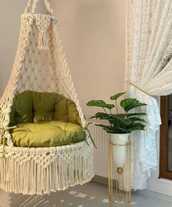 Hamac suspendu en macramé fait main, décoration bohème, coussin inclus - Product Image 1