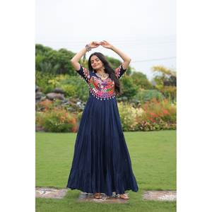 Vestido A-Line Especial para Navratri con Trabajo Artesanal Kutchi Gamthi, Cintura Imperio, Bellamente Hecho a Mano para Uso Festivo - Product Image 3