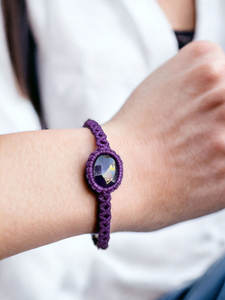 กำไลข้อมือมาคราเม่สีม่วงทำมือ ประดับด้วยพลอยเจียระไน ปรับขนาดได้ สไตล์โบโฮ เชือกเคลือบแว็กซ์ เครื่องประดับมินิมอล ขายส่ง - Product Image 2