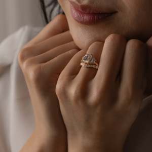 แหวนหมั้นเพชรสามเม็ดทรงเหลี่ยมมรกต VVS ทองคำแท้ 14k เพชรเพาะเลี้ยงในห้องปฏิบัติการ เครื่องประดับชั้นดีสำหรับงานปาร์ตี้ แหวนเพชร CVD HPHT สุดหรู - Product Image 3