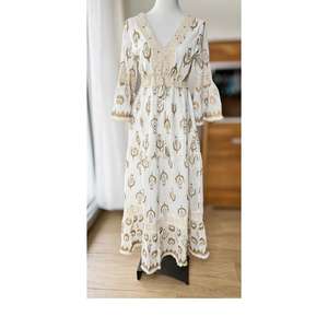 Vestido Maxi Boho Elegante y Moderno con Estampado Floral Natural, Color Azul Océano, 100% Algodón Ecológico, Silueta Relajada de Playa - Product Image 4