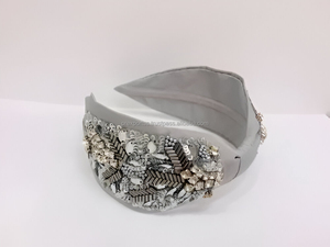 Diadema Acolchada Gris Luminosa de Lujo Hecha a Mano Ecológica con Bordado Metálico para Mujer, Ideal para Novias, Boutiques y Fiestas - Product Image 4