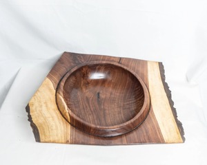 Bol en noyer tourné et sculpté, artisanal, pièce maîtresse unique, bord naturel, décoration en bois, élégance rustique, accent de décoration intérieure - Product Image 5